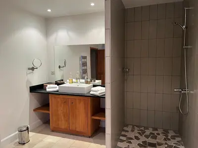 Salle de bains dans l'établissement Le Gite de Caroline - Avec Parking Privé