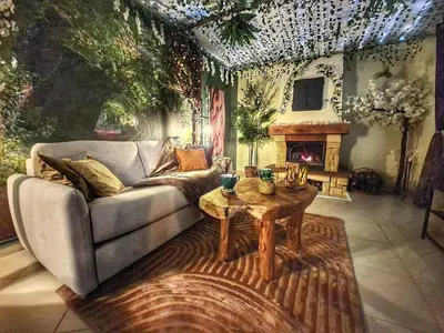 Coin salon dans l'établissement La Forêt Enchantée - Maison avec cheminée et jardin