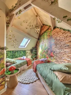 Coin salon dans l'établissement La Forêt Enchantée - Maison avec cheminée et jardin