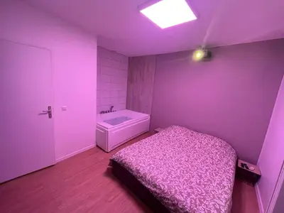 Un ou plusieurs lits dans un hébergement de l'établissement F2 Spa & Cinema proche Disney