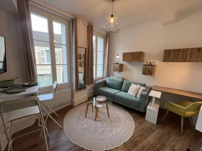Coin salon dans l'établissement Les nids de Laon Le colibri
