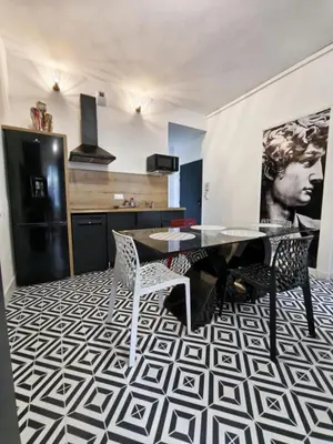 Cuisine ou kitchenette dans l'établissement L'Artiste