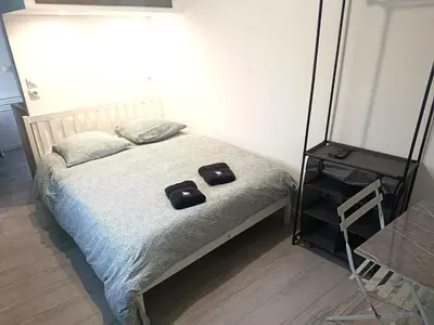 Un ou plusieurs lits dans un hébergement de l'établissement Studio des Capucins 2