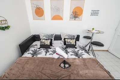 Un ou plusieurs lits dans un hébergement de l'établissement cozy apartment in city , free wifi ,coffe shops downstairs
