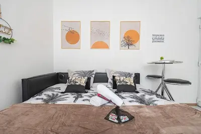 Un ou plusieurs lits dans un hébergement de l'établissement cozy apartment in city , free wifi ,coffe shops downstairs