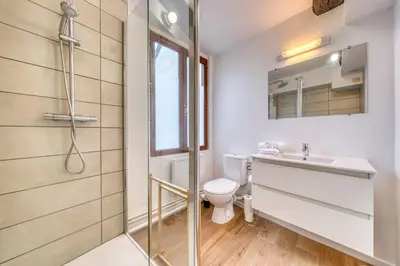 Salle de bains dans l'établissement The Timothée