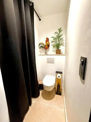 Salle de bains dans l'établissement L'Insolite, les pièces cachées