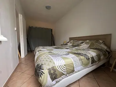Un ou plusieurs lits dans un hébergement de l'établissement Maison calme, avec terrasse et parking