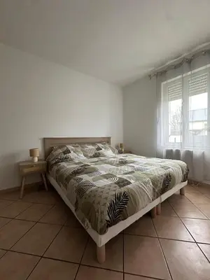 Un ou plusieurs lits dans un hébergement de l'établissement Maison calme, avec terrasse et parking