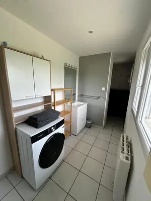 Un ou plusieurs lits dans un hébergement de l'établissement Maison calme, avec terrasse et parking