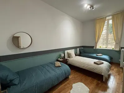 Un ou plusieurs lits dans un hébergement de l'établissement Superbe appartement rénové face au fort de Sedan