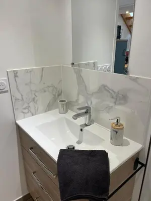Salle de bains dans l'établissement Le cocon des Sacres