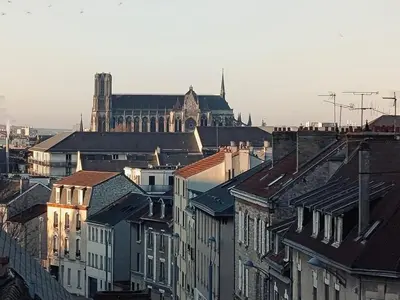 Vue générale sur Reims ou vue de la ville depuis l'appartement