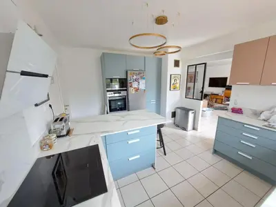 Cuisine ou kitchenette dans l'établissement Cosy luxury family house & SPA in Champagne