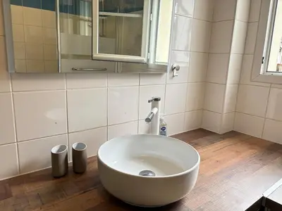 Salle de bains dans l'établissement Maison spacieuse et lumineuse à Pierrefonds