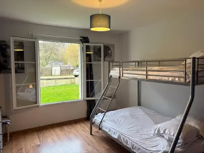 Un ou plusieurs lits dans un hébergement de l'établissement Maison spacieuse et lumineuse à Pierrefonds