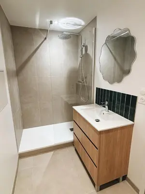 Salle de bains dans l'établissement Saint Marc, corps de ferme champenois