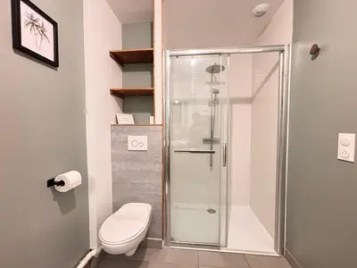 Salle de bains dans l'établissement Le Rainssant studio cocooning en RDC au centre