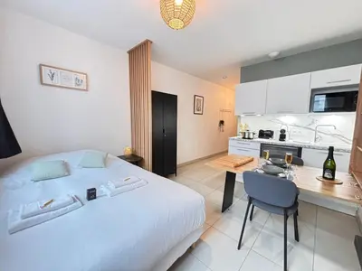 Cuisine ou kitchenette dans l'établissement Le Rainssant studio cocooning en RDC au centre