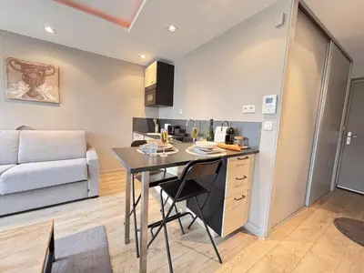Cuisine ou kitchenette dans l'établissement L'écrin Urbain studio chic et lumineux avec Balcon