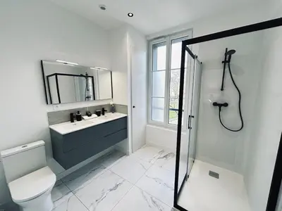 Salle de bains dans l'établissement 2 Vasnier F2 avec sauna proche caves de champagne