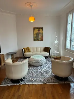 Coin salon dans l'établissement Beautiful 2 bedroom apartment - prime location