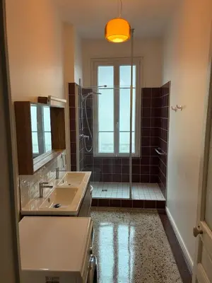 Salle de bains dans l'établissement Beautiful 2 bedroom apartment - prime location