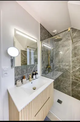 Salle de bains dans l'établissement la suite indigo 4 personnes 3 lits bureau fibre proche gare de compiegne