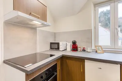 Cuisine ou kitchenette dans l'établissement la suite indigo 4 personnes 3 lits bureau fibre proche gare de compiegne