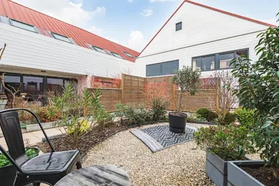 Jardin de l'établissement Loft des Moissons - central and double parking