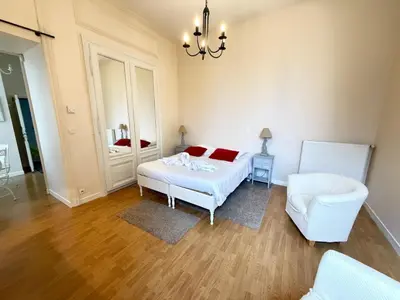 Un ou plusieurs lits dans un hébergement de l'établissement Studio au cœur du château