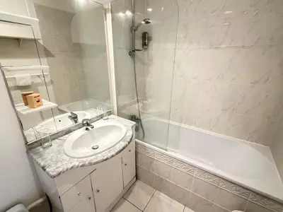 Salle de bains dans l'établissement Studio au château