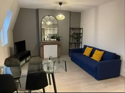 Télévision ou salle de divertissement dans l'établissement Appartement 3 Pièces en Centre-Ville avec Internet Inclus - FR-1-870-3