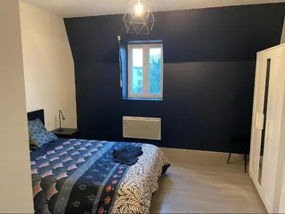 Un ou plusieurs lits dans un hébergement de l'établissement Appartement 3 Pièces en Centre-Ville avec Internet Inclus - FR-1-870-3
