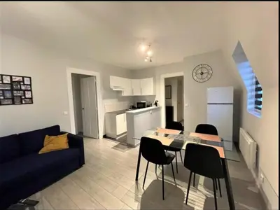 Cuisine ou kitchenette dans l'établissement Appartement 3 Pièces en Centre-Ville avec Internet Inclus - FR-1-870-3