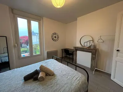 Un ou plusieurs lits dans un hébergement de l'établissement Appartement spacieux et lumineux à Reims - WiFi inclus - FR-1-870-4