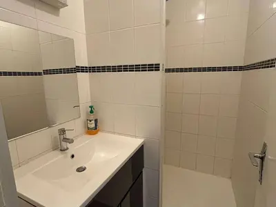 Salle de bains dans l'établissement Appartement spacieux et lumineux à Reims - WiFi inclus - FR-1-870-4