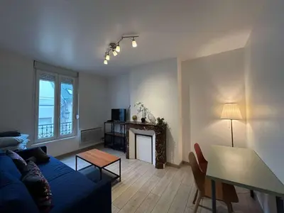 Télévision ou salle de divertissement dans l'établissement Appartement spacieux et lumineux à Reims - WiFi inclus - FR-1-870-4