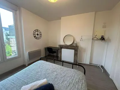 Un ou plusieurs lits dans un hébergement de l'établissement Appartement spacieux et lumineux à Reims - WiFi inclus - FR-1-870-4