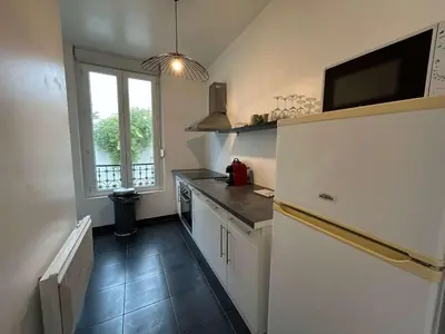 Cuisine ou kitchenette dans l'établissement Appartement spacieux et lumineux à Reims - WiFi inclus - FR-1-870-4