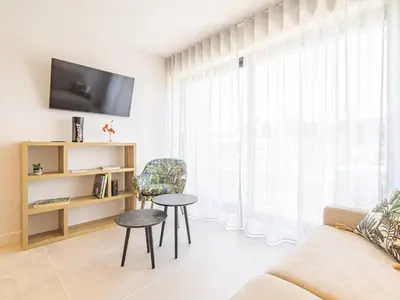 Télévision ou salle de divertissement dans l'établissement Élégant Appartement Moderne à Reims avec Climatisation - FR-1-870-13