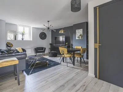 Coin salon dans l'établissement Somptueux Appartement au cœur de Reims - FR-1-870-5