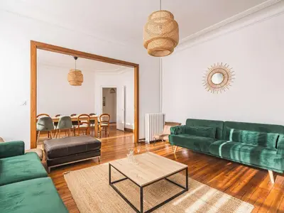 Coin salon dans l'établissement Spacieuse Maison Rénovée près Basilique St-Rémi, 11 Pers, Terrasse - FR-1-870-2