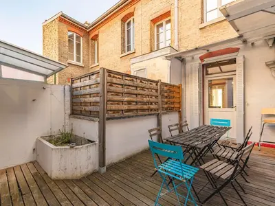 Balcon ou terrasse dans l'établissement Spacieuse Maison Rénovée près Basilique St-Rémi, 11 Pers, Terrasse - FR-1-870-2