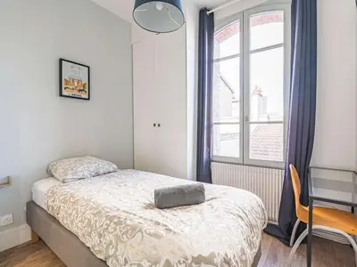 Un ou plusieurs lits dans un hébergement de l'établissement Spacieuse Maison Rénovée près Basilique St-Rémi, 11 Pers, Terrasse - FR-1-870-2