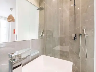 Salle de bains dans l'établissement Spacieuse Maison Rénovée près Basilique St-Rémi, 11 Pers, Terrasse - FR-1-870-2