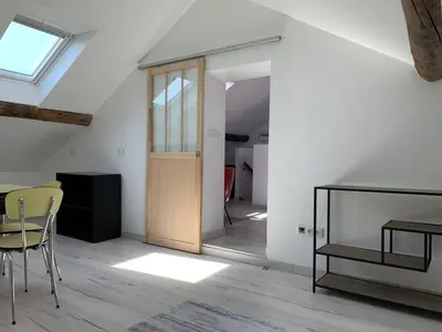 Coin salon dans l'établissement Duplex lumineux à Reims - 2 chambres, moderne et confortable - FR-1-870-12