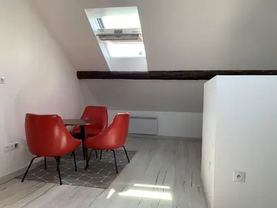 Coin salon dans l'établissement Duplex lumineux à Reims - 2 chambres, moderne et confortable - FR-1-870-12