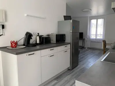 Cuisine ou kitchenette dans l'établissement Duplex lumineux à Reims - 2 chambres, moderne et confortable - FR-1-870-12