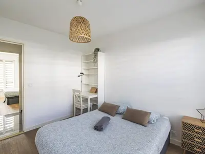 Un ou plusieurs lits dans un hébergement de l'établissement Appartement spacieux avec terrasse privative à Reims - FR-1-870-7